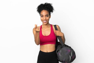 Spor çantalı genç Afro-Amerikan kadın mavi arka planda izole edilmiş para hareketi yapıyor.