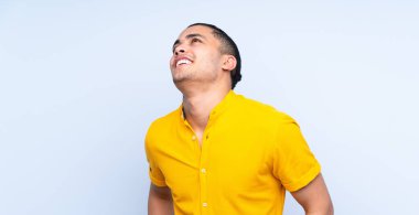 Asyalı yakışıklı adam soyutlanmış arka planda gülüyor