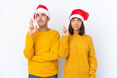 Genç melez çift, beyaz arka planda izole edilmiş bir şekilde Noel 'i kutlarken şans diliyor.