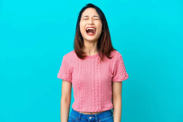 Mujer Vietnamita Joven Aislada Sobre Fondo Azul Gritando Frente Con —  Fotos de Stock