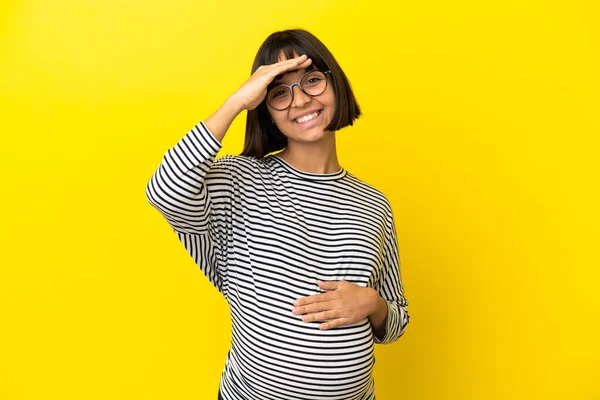 Jovem Grávida Sobre Fundo Amarelo Isolado Saudando Com Mão Com — Fotografia de Stock