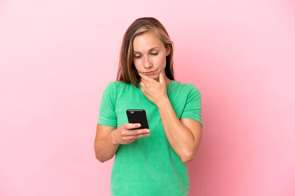 Joven Mujer Inglesa Aislada Sobre Fondo Rosa Pensando Enviando Mensaje —  Fotos de Stock