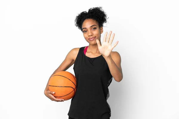 Молода Баскетболістка Латинська Жінка Ізольована Білому Тлі Підраховуючи Ять Пальцями — стокове фото
