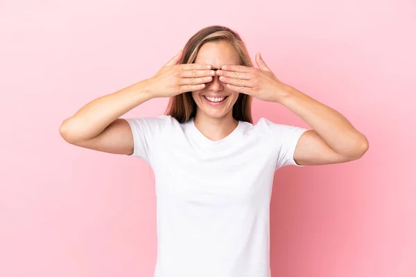 Junge Engländerin Isoliert Auf Rosa Hintergrund Die Augen Mit Den — Stockfoto