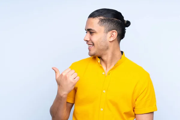 Asiático Guapo Hombre Sobre Aislado Fondo Apuntando Lado Presentar Producto —  Fotos de Stock