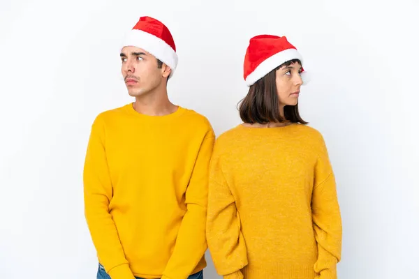 Jong Gemengd Ras Paar Vieren Kerstmis Geïsoleerd Witte Achtergrond Nerveus — Stockfoto