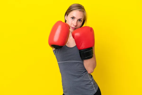 Junge Engländerin Isoliert Auf Gelbem Hintergrund Mit Boxhandschuhen — Stockfoto