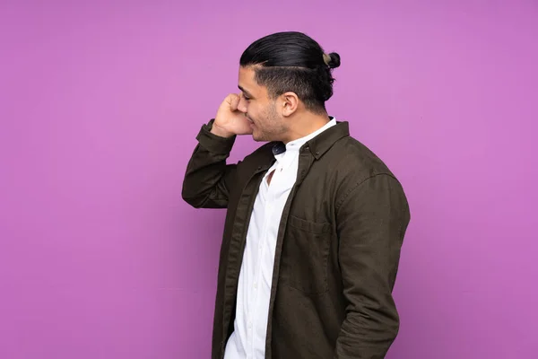 Asiatisk Stilig Man Isolerad Blå Bakgrund Hålla Ett Samtal Med — Stockfoto