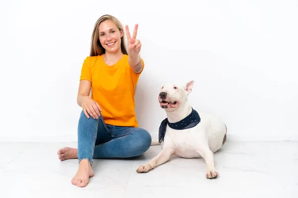 Jovem Inglesa Sentada Chão Com Seu Cão Isolado Fundo Branco — Fotografia de Stock