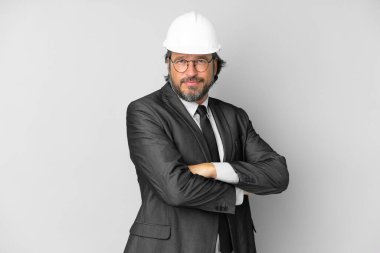 Miğferi izole edilmiş, kolları bağlı ve ileriye bakan genç bir mimar.