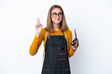 Beyaz arka planda izole edilmiş beyaz tenli dikiş kutusundaki genç kadın şans diliyor.