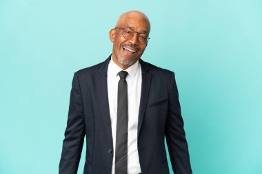 İşletme son sınıf öğrencisi mavi arka planda gülüyor.