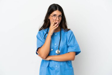 Beyaz arka planda izole edilmiş genç cerrah beyaz kadın şaşırmış ve şok olmuştu.