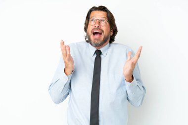 Hollandalı kıdemli iş adamı, beyaz arka planda şaşırmış bir yüz ifadesi ile izole edilmiş.