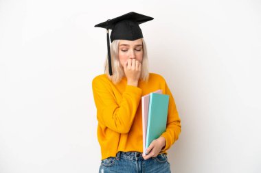 Beyaz arka planda izole edilmiş beyaz bir üniversite mezunu genç beyaz bir kadın şüpheleri var.