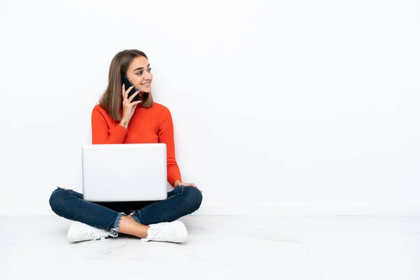 Genç Beyaz Bir Kadın Dizüstü Bilgisayarla Yerde Oturuyor Cep Telefonuyla — Stok fotoğraf