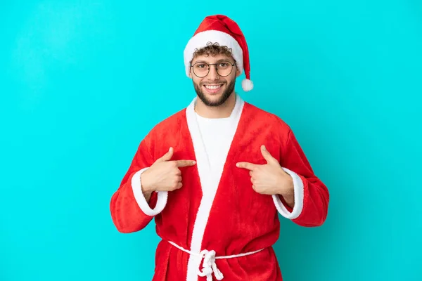 Junger Mann Verkleidet Als Weihnachtsmann Auf Blauem Hintergrund Mit Überraschendem — Stockfoto