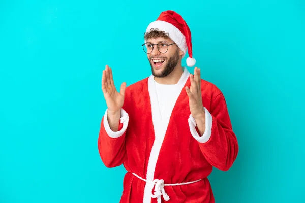 Jongeman Vermomd Als Kerstman Geïsoleerd Blauwe Achtergrond Met Verrassing Gezichtsuitdrukking — Stockfoto