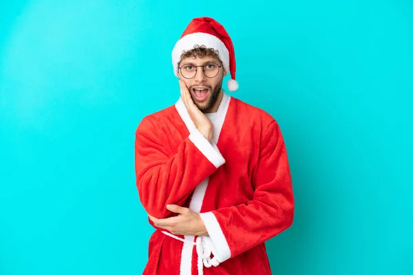 Junger Mann Als Weihnachtsmann Auf Blauem Grund Verkleidet Überrascht Und — Stockfoto