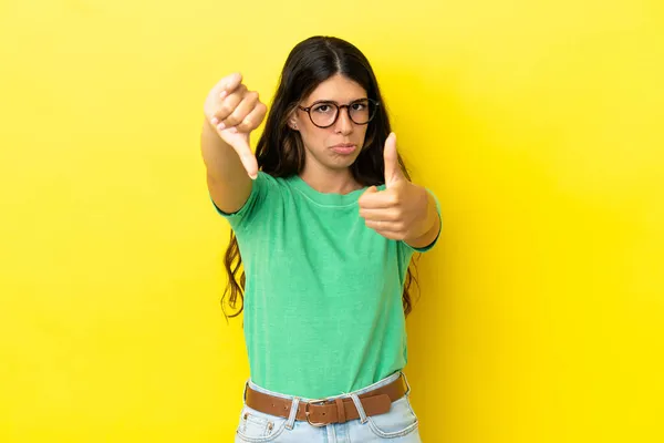 Giovane Donna Caucasica Isolata Sfondo Giallo Che Buon Cattivo Segno — Foto Stock