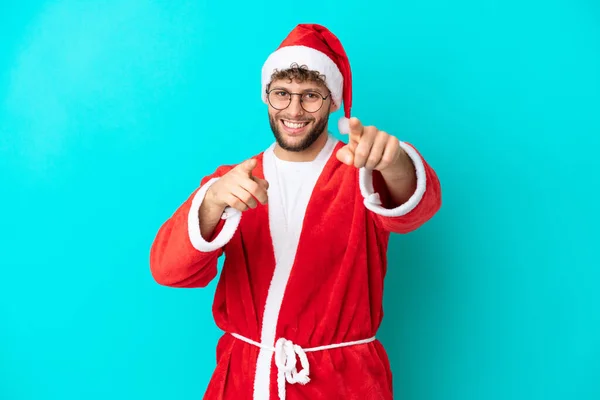 Ung Man Förklädd Till Jultomten Isolerad Blå Bakgrund Pekar Finger — Stockfoto