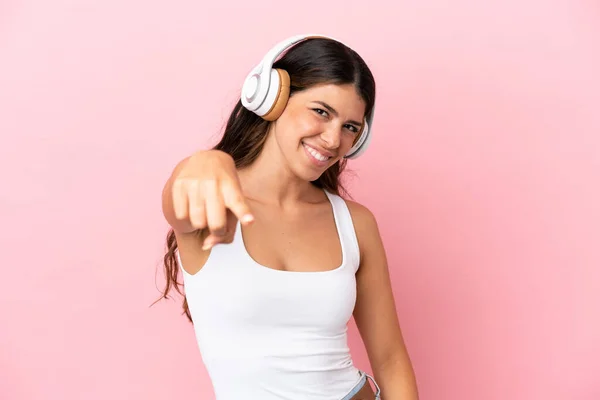 Giovane Donna Caucasica Isolata Sfondo Rosa Ascoltare Musica — Foto Stock