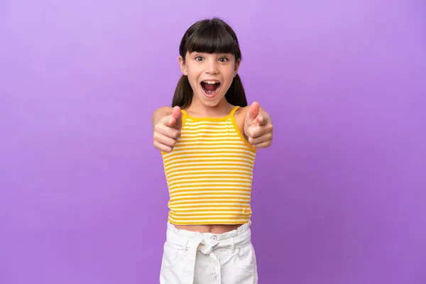 Pequeño Niño Caucásico Aislado Sobre Fondo Púrpura Sorprendido Apuntando Hacia — Foto de Stock