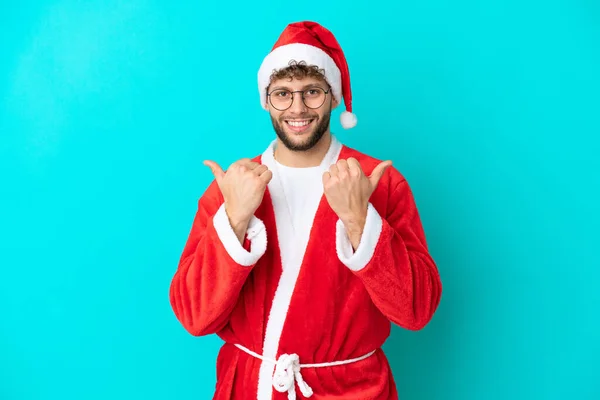 Junger Mann Verkleidet Als Weihnachtsmann Auf Blauem Hintergrund Mit Erhobenem — Stockfoto