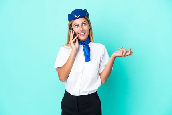 Flugbegleiterin Uruguayische Frau Isoliert Auf Blauem Hintergrund Hält Ein Gespräch — Stockfoto