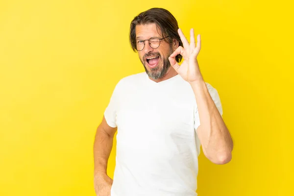 Homem Holandês Sênior Isolado Fundo Amarelo Mostrando Sinal Com Dedos — Fotografia de Stock