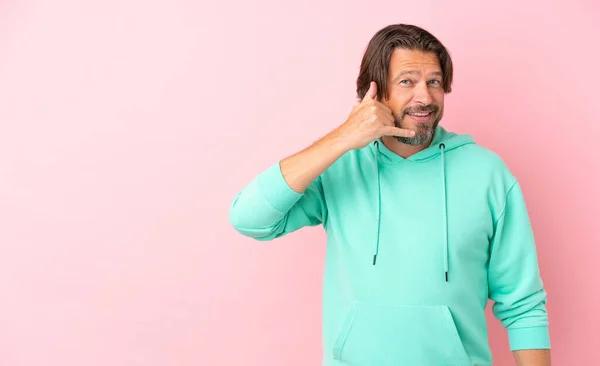 Homem Holandês Sênior Isolado Fundo Rosa Fazendo Gesto Telefone Chama — Fotografia de Stock