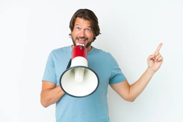 Sênior Holandês Homem Isolado Fundo Branco Gritando Através Megafone Apontando — Fotografia de Stock