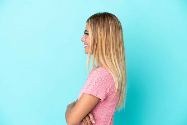 Ragazza Uruguaiana Bionda Isolata Sfondo Blu Posizione Laterale — Foto Stock