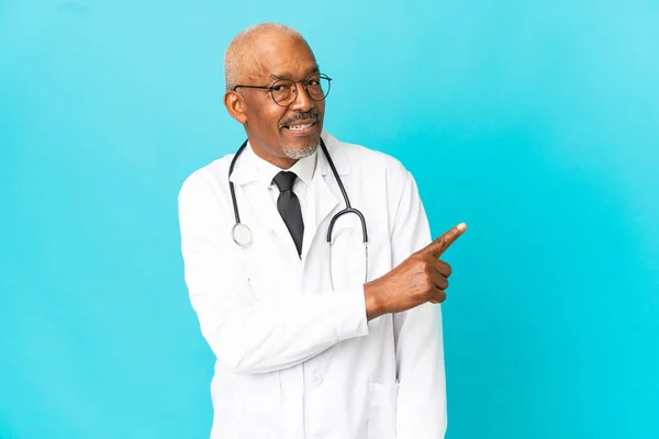Senior Medico Uomo Isolato Sfondo Blu Puntando Indietro — Foto Stock