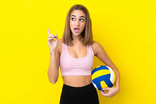 Молода Жінка Грає Волейбол Ізольовано Жовтому Фоні Думаючи Ідея Спрямовує — стокове фото