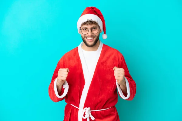 Joven Disfrazado Santa Claus Aislado Sobre Fondo Azul Celebrando Una — Foto de Stock
