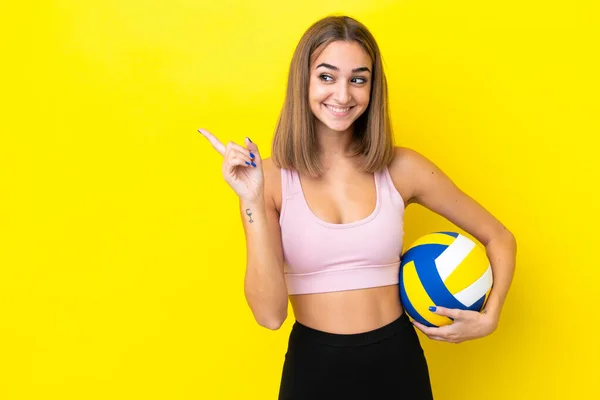 Молода Жінка Грає Волейбол Ізольовано Жовтому Тлі Наміром Реалізувати Рішення — стокове фото
