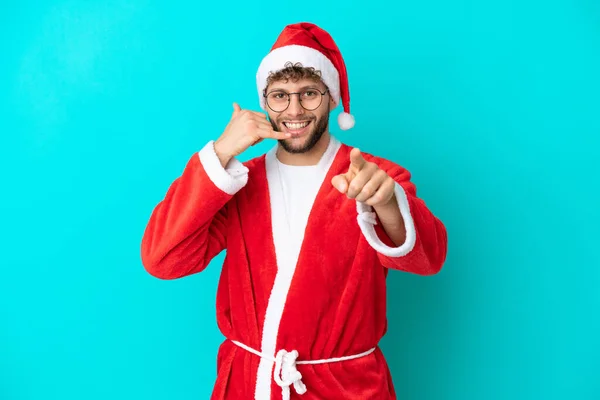 Jongeman Vermomd Als Kerstman Geïsoleerd Blauwe Achtergrond Maken Telefoon Gebaar — Stockfoto