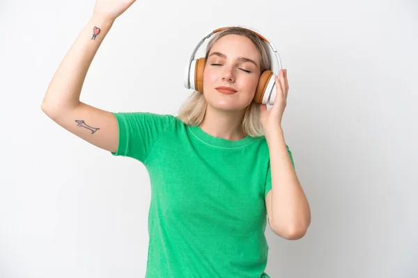 Jonge Kaukasische Vrouw Geïsoleerd Witte Achtergrond Luisteren Muziek Dansen — Stockfoto