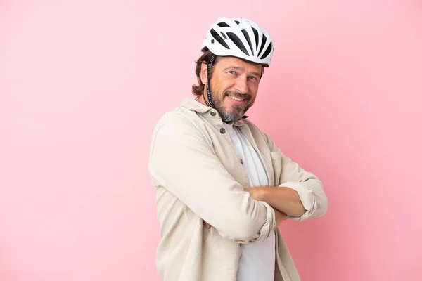 Homem Holandês Sênior Com Capacete Bicicleta Isolado Fundo Rosa Com — Fotografia de Stock