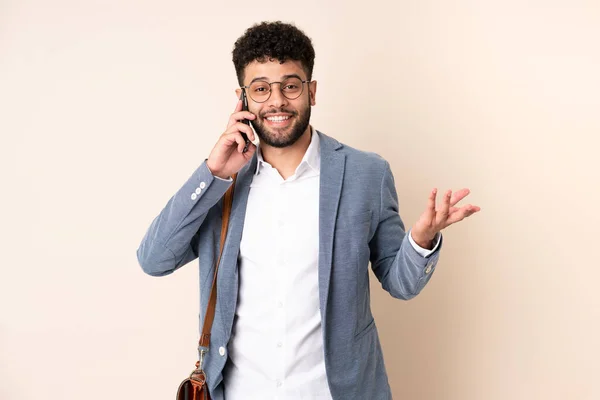 Joven Hombre Negocios Marroquí Aislado Sobre Fondo Beige Mantener Una — Foto de Stock