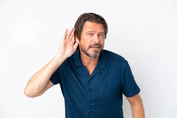 耳に手を置くことによって何かを聞く白い背景に隔離されたシニアオランダ人男性 — ストック写真