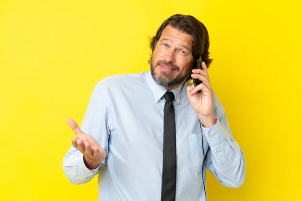 Hombre Holandés Telemarketer Trabajando Con Auricular Aislado Sobre Fondo Amarillo —  Fotos de Stock