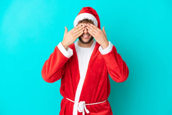 Joven Disfrazado Santa Claus Aislado Sobre Fondo Azul Cubriendo Los —  Fotos de Stock