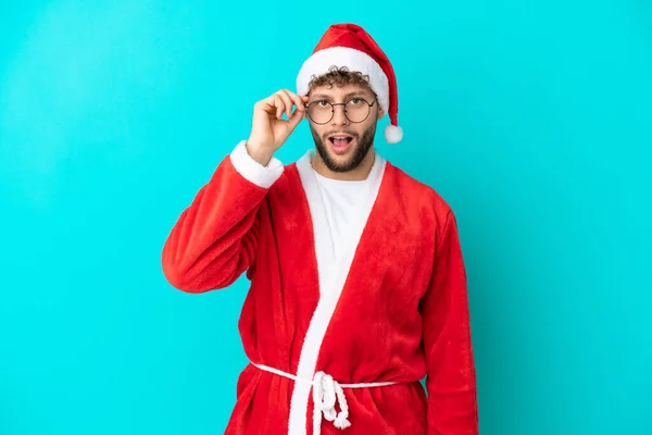 Joven Disfrazado Santa Claus Aislado Sobre Fondo Azul Con Gafas — Foto de Stock