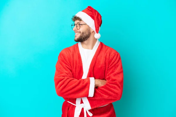 Joven Disfrazado Santa Claus Aislado Sobre Fondo Azul Feliz Sonriente —  Fotos de Stock