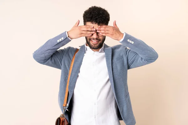Unga Företag Marockanska Mannen Isolerad Beige Bakgrund Täcker Ögon Med — Stockfoto