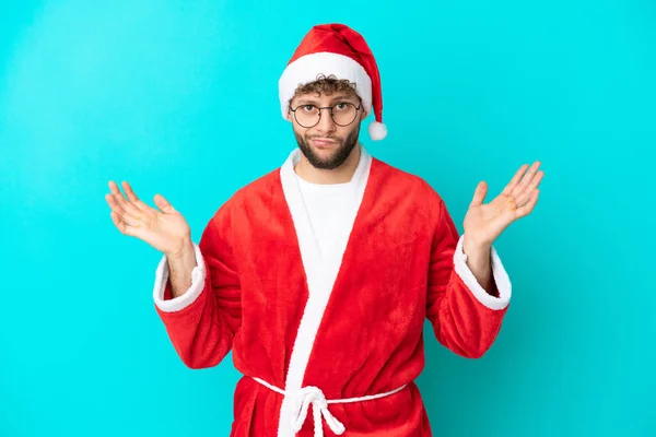 Joven Disfrazado Santa Claus Aislado Sobre Fondo Azul Teniendo Dudas —  Fotos de Stock