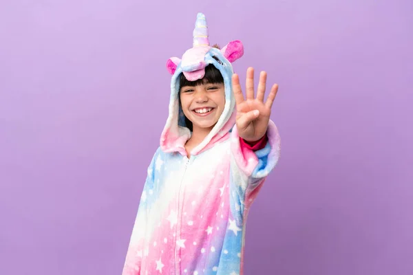 Mały Dzieciak Piżamie Jednorożca Odizolowany Fioletowym Tle Szczęśliwy Licząc Cztery — Zdjęcie stockowe