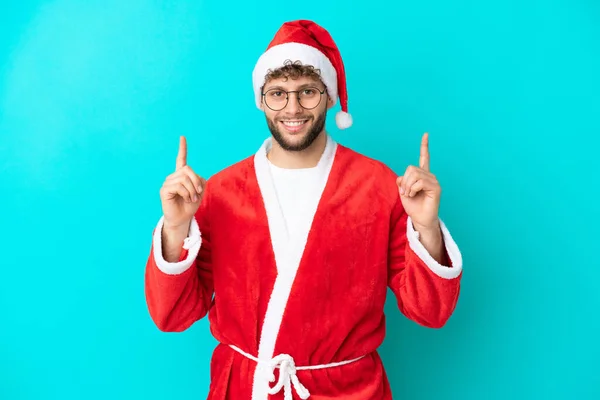 Joven Disfrazado Santa Claus Aislado Sobre Fondo Azul Señalando Una — Foto de Stock